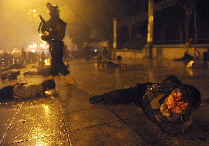 Dva lidé zahynuli a nejméně dvacet osob bylo zraněno při protestní demonstraci proti prezidentu Michailu Saakašvilimu v gruzínském hlavním městě Tbilisi, která se uskutečnila 26. května. Akce se zúčastnilo asi 5000 lidí, gruzínská policie k jejich rozehnání použila slzný plyn, gumové projektily a vodní děla.