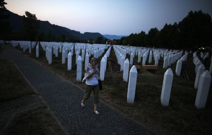 A Bosnian Muslim woman walks during twilight through Memorial Center in Potocari where there will be a mass burial, near Srebrenica July 9, 2012. The bodies of 520 recently identified victims of the Srebrenica massacre will be buried on July 11, the anniversary of the massacre when Bosnian Serb forces commanded by Ratko Mladic slaughtered 8,000 Muslim men and boys and buried them in mass graves, in Europe's worst massacre since World War Two. REUTERS/Dado Ruvic (BOSNIA - Tags: POLITICS ANNIVERSARY CONFLICT) Published: Čec. 9, 2012, 8:05 odp.