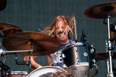 Zemřel bubeník skupiny Foo Fighters, Tayloru Hawkinsovi bylo jen 50 let
