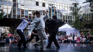 Úterní pražská část byla laděna do street dance a nového cirkusu. Na snímku je uprostřed tanečnice Evelien Jansenová.