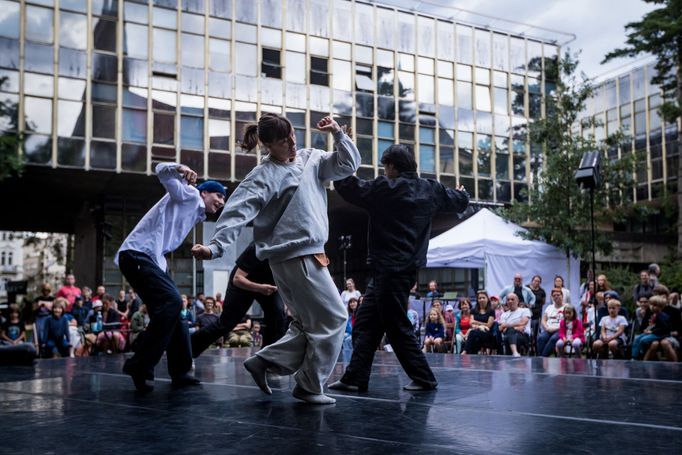 Na snímku z pražské části festivalu Korespondance je uprostřed tanečnice Evelien Jansenová.