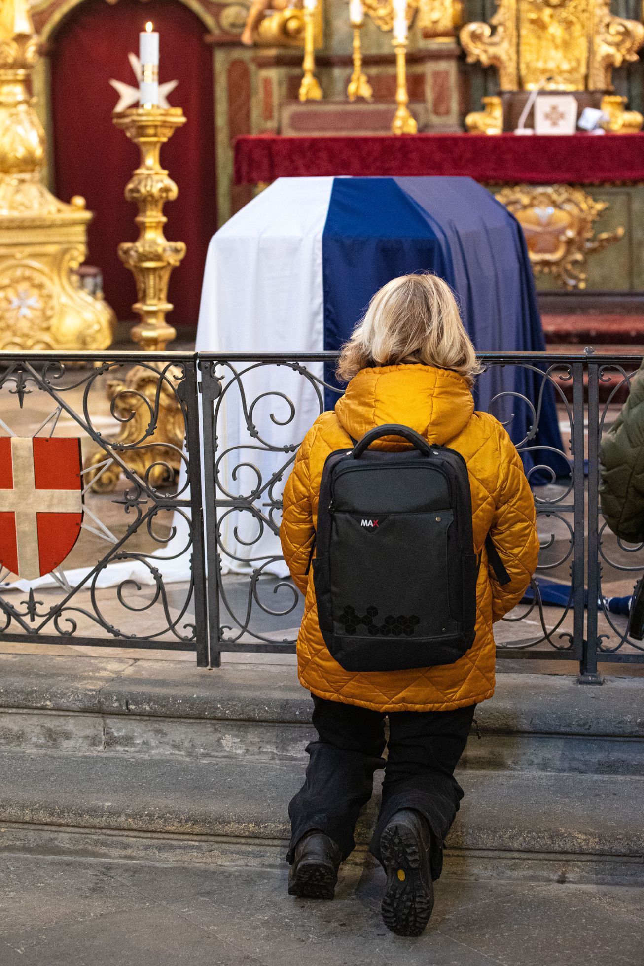 Veřejné rozloučení s Karlem Schwarzenbergem, vystavená rakev v kostele Panny Marie pod řetězem v Praze, Řád Maltézských rytířů