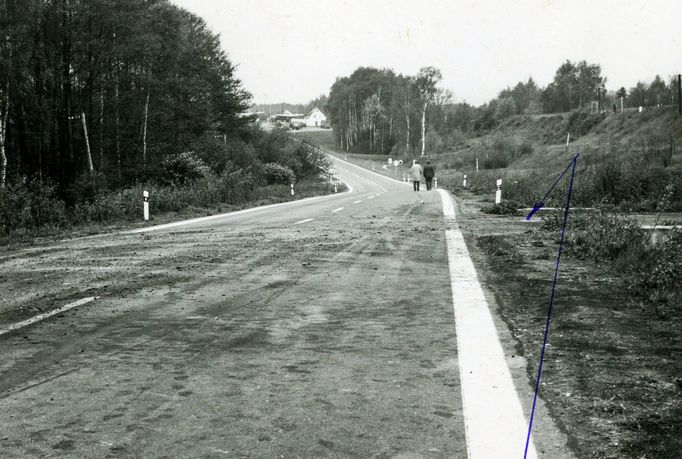 Silnice u hraničního přechodu v Pomezí nad Ohří, kde unesenému autobusu mířícímu do Spolkové republiky Německo vjel do cesty obrněný transportér.