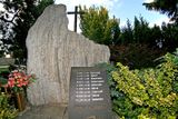 Pomníček před obecním úřadem Troubek vzpomíná jména devíti spoluobčanů, kterým vzala povodeň život.