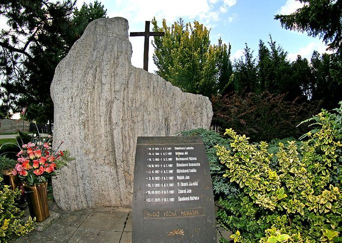 Pomníček před obecním úřadem Troubek vzpomíná jména devíti spoluobčanů, kterým vzala povodeň život.