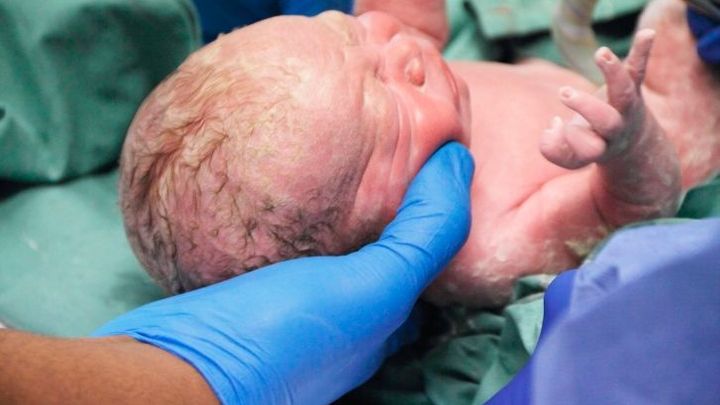 Zázrak moderní medicíny. Lékaři v Brně přivedli na svět dítě u ženy s mozkovou smrtí