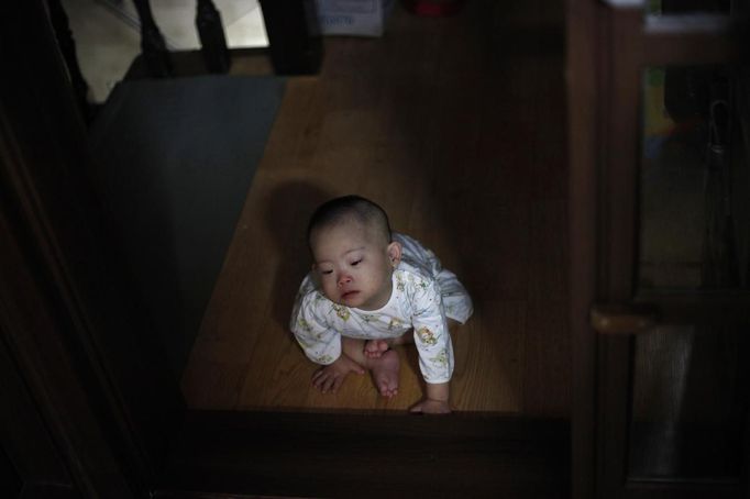 Lee Sae-byeok, 3, who was abandoned at a "baby box" at Joosarang church, is seen at the church in Seoul September 20, 2012.Pastor Lee Jong-rak, who runs the "baby box" where mothers can leave unwanted infants, has seen a sharp increase in the number of newborns being left there because, the pastor says, of a new law aimed protecting the rights of children. South Korea is trying to shed a reputation of being a source of babies for adoption by people abroad. It is encouraging domestic adoption and tightening up the process of a child's transfer from birth mother to adoptive parents. Picture taken September 20, 2012. REUTERS/Kim Hong-Ji (SOUTH KOREA - Tags: SOCIETY) Published: Říj. 7, 2012, 6:57 dop.