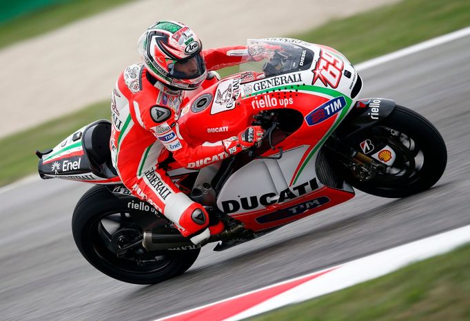 Americký motocyklista Nicky Hayden na Ducati během tréninku Velké ceny San Marina 2012 v MotoGP.