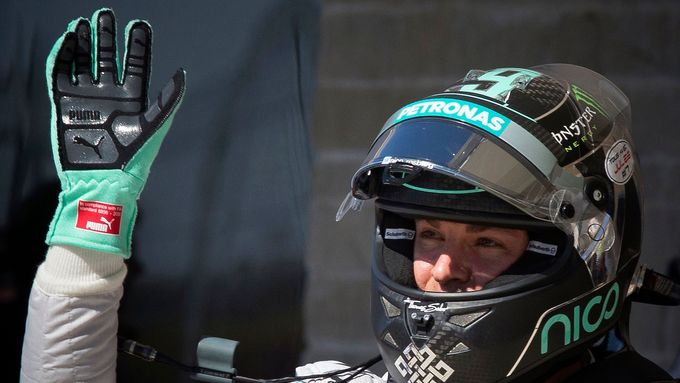 Nico Rosberg z Mercedesu slaví pole position v Austinu.
