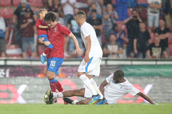 Tomáš Rosický se synem na své rozlučce v Praze 9. 6. 2018