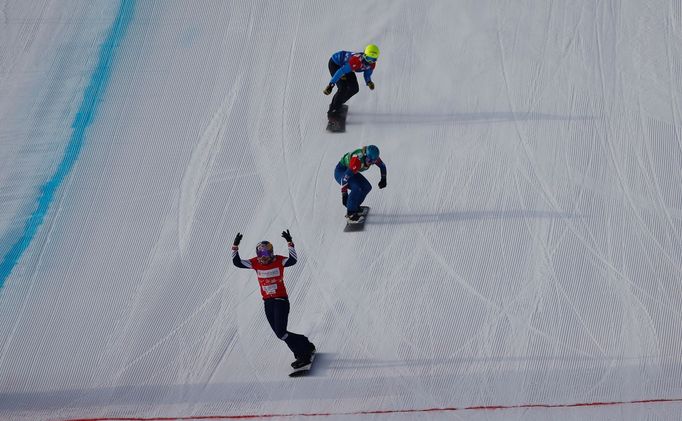 Eva Samková (v červeném) v závodě SP ve snowboardcrossu v Číně