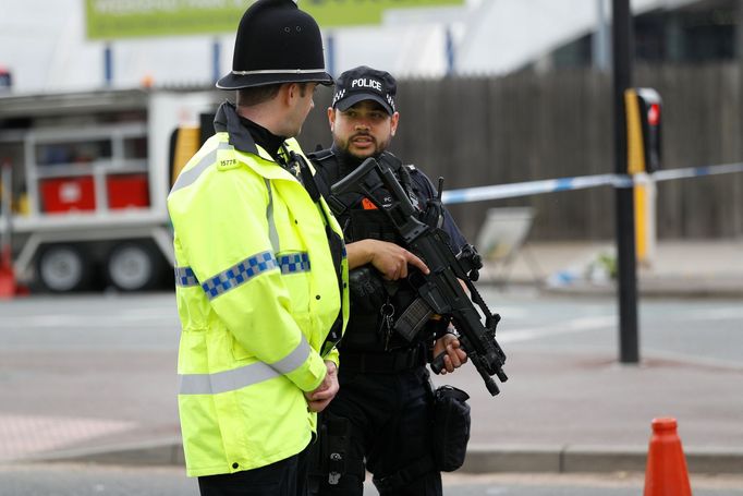 Ozbrojený policista nedaleko Manchester Arena.