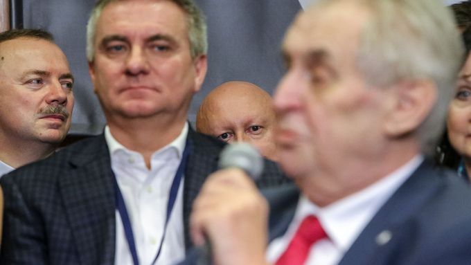 Šéf spolku Přátelé Miloše Zemana Vratislav Mynář a v popředí prezident Miloš Zeman.