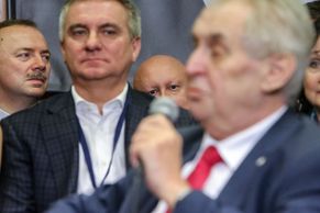 Fotoblog ze Zemanova štábu: Mynář, Nejedlý, Okamura i šéf ČEZu slavili. Příznivci napadli novinářky