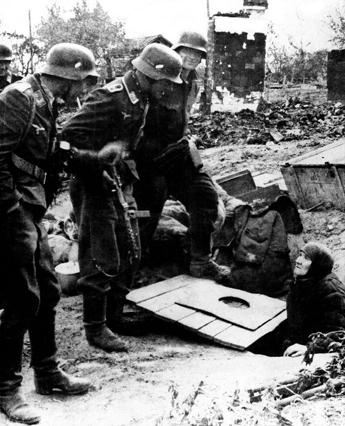 German soldiers surprised to find this old Russian lady in a hideout, in Stalingrad (1942) German soldiers surprised to find this old Russian lady in a hideout instead of finding Russian soldiers, Stalingrad November 18, 1942 USSR, 1939-1945 war National archives, Washington / Snark Archives