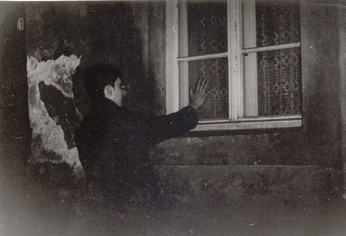 Akce Černá ruka, 1979, fotografie, papír, 26 x 18 cm (2 ks). Pozdě v noci otiskl svou ruku namočenou v černé barvě na několik oken přízemních bytů.