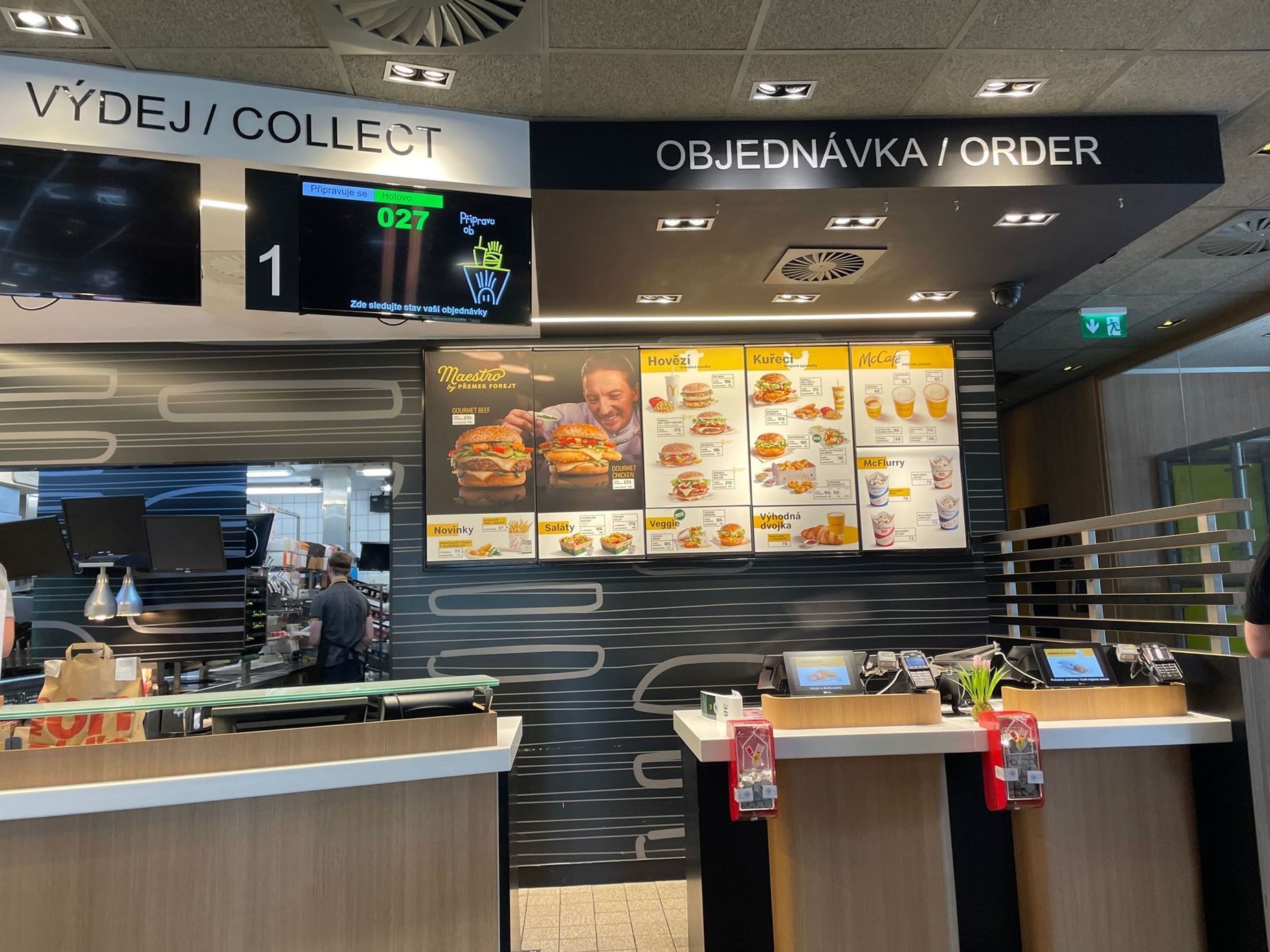 Test děti, drive-thru, drive-in, jídlo na cestách, děti v autě