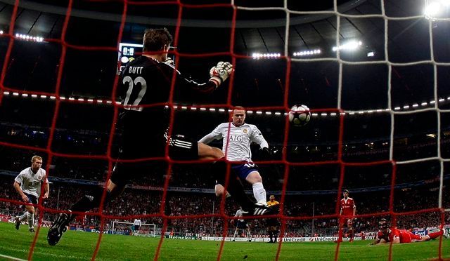 Wayne Rooney skóruje do sítě Bayernu