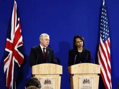 Britský ministr zahraničí Jack Straw s Condoleezou Riceovou během tiskové konference.