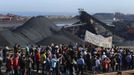 Coal miners participate in a strike in front of a thermal power plant near Gijon, northern Spain, June 5, 2012. REUTERS/Eloy Alonso (SPAIN - Tags: POLITICS CIVIL UNREST BUSINESS EMPLOYMENT) Published: Čer. 5, 2012, 1:13 odp.