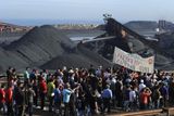 Na několika místech v severním Španělsku horníci na protest přestali pracovat a vyhlásili stávku. Díváte se na fotografii z elektrárny nedaleko Gijonu, kde demonstrují stávkující havíři přímo u hald s uhlím.