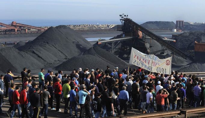 Coal miners participate in a strike in front of a thermal power plant near Gijon, northern Spain, June 5, 2012. REUTERS/Eloy Alonso (SPAIN - Tags: POLITICS CIVIL UNREST BUSINESS EMPLOYMENT) Published: Čer. 5, 2012, 1:13 odp.