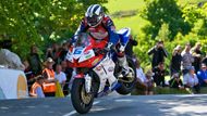 Michael Dunlop, kráčí ve stopách svého strýčka Joeyho, na ostrově Man vyhrál zatím 24krát.