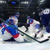 Patrik Rybár a Markus Granlund v semifinále Slovensko - Finsko na ZOH 2022 v Pekingu