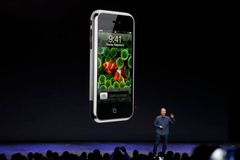 Apple ukázal dva nové iPhony 6. A překvapil hodinkami