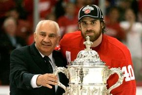 To je Henrik Zetterberg, největší hvězda Švédů