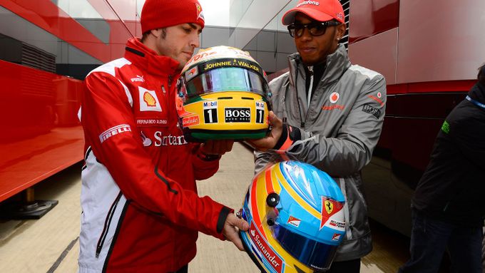 Fernando Alonso a Lewis Hamilton si vyměňují helmy po jednom ze závodů v sezoně 2012.