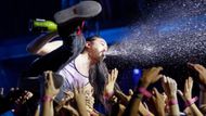 Americky producent s japonskými kořeny Steve Aoki založil label Dim Mak už ve svých dvaceti letech. Dnes tam vydávají třeba Klaxons, Infected Mushroom nebo Whitey a značka se rozšířili i o vlastní řadu oblečení. K tomu Aoki produkuje, čile živě vystupuje, spoluvlastní agenturu Deckstar zastupující další umělce a také pomáhal zakládat webový portál Pillowface, což je jakási studentská obdoba Craiglistu. Sečteno a podtrženo to dělá nějaký 12 mil. dolarů (necelých 250 mil. korun).