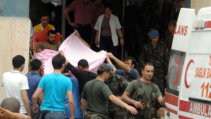Vojáci přepravují kolegu, který byl zraněn při bojůvkách s Kurdy, do nemocnice.