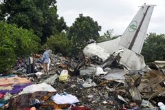 V Jižním Súdánu se krátce po startu zřítilo letadlo. Havárie má nejméně 40 obětí