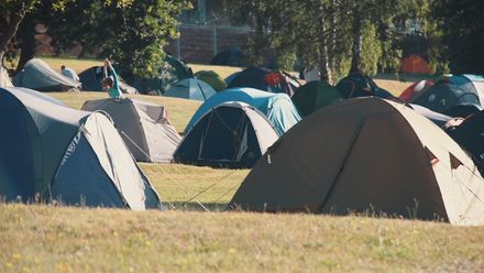 Fronta u pokladny a pak pohoda. Nejlevnější ubytování na festivalu je ve stanovém městečku