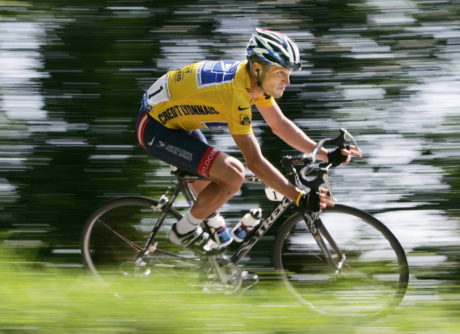 Americký cyklista Lance Armstrong v cyklistickém závodu.