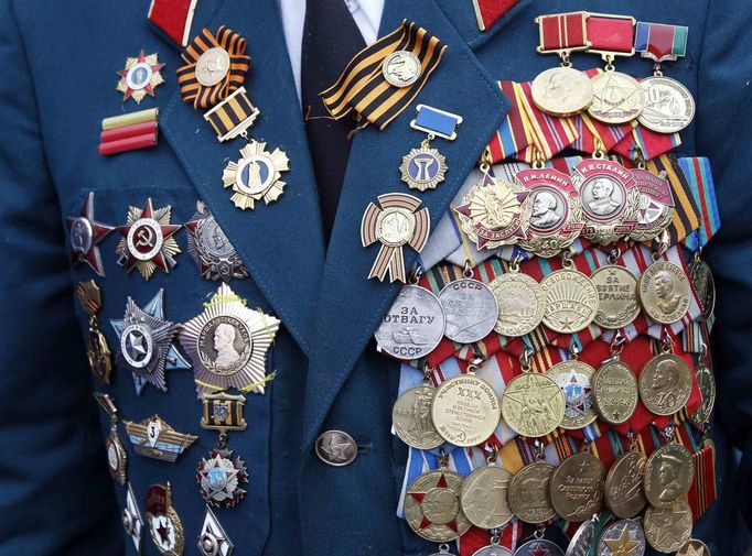 Medals are seen on the dress uniform of a Red Army World War Two veteran after the Victory Parade in Moscow May 9, 2012. Russia celebrates the 67th anniversary of the victory over Nazi Germany on Wednesday. REUTERS/Maxim Shemetov (RUSSIA - Tags: MILITARY ANNIVERSARY SOCIETY) Published: Kvě. 9, 2012, 8:57 dop.