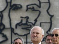 Moratinos před ocelovou podobiznou Ernesta 