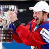 Ruský kapitán Ilja Nikulin zvedá trofej pro mistry světa po finále MS Rusko - Slovensko