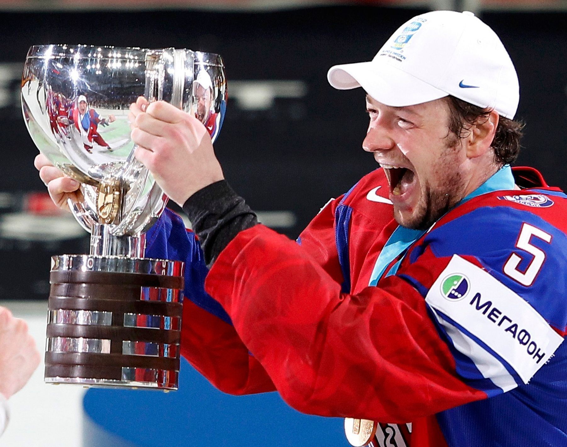 Ruský kapitán Ilja Nikulin zvedá trofej pro mistry světa po finále MS Rusko - Slovensko