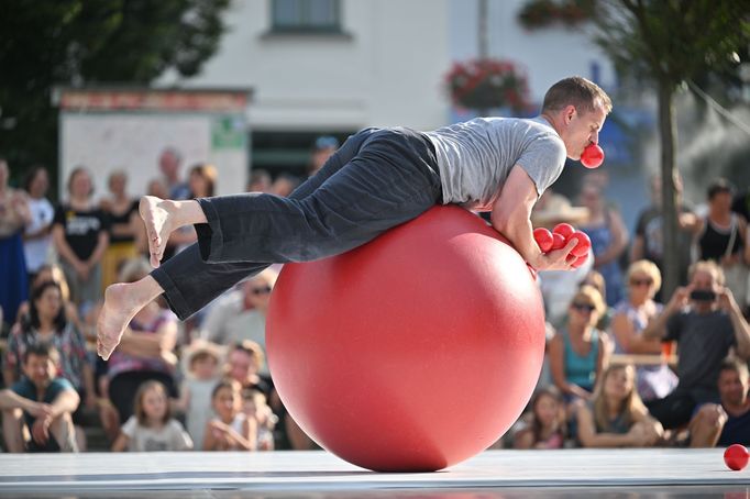 Vystoupení Romana Škadra nazvané Absurd Hero na čtvrtečním zahájení festivalu KoresponDance.