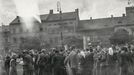 Srocení demonstrantů na Dukelském náměstí v Plzni po oznámení měnové reformy. 1. 6. 1953