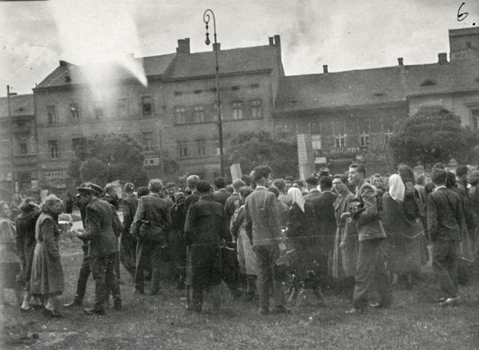 Srocení demonstrantů na Dukelském náměstí v Plzni po oznámení měnové reformy. 1. 6. 1953