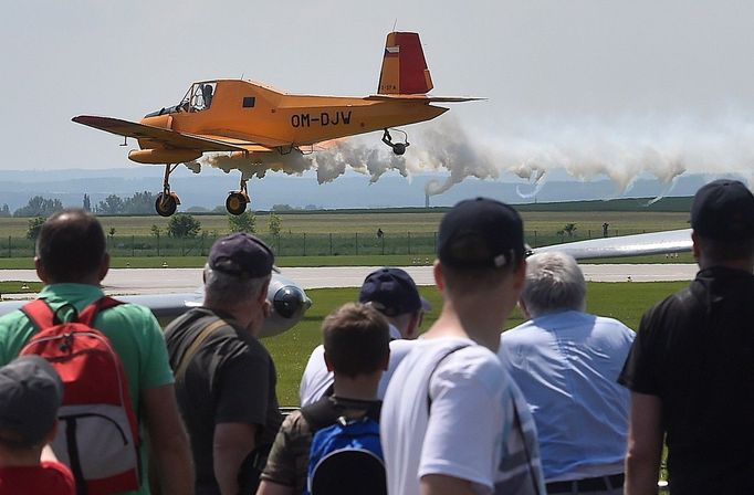 Zlín Z-37 Čmelák, v 70. a 80. letech létaly nad poli i lesy v Československu stovky exemplářů tohoto speciálně zkonstruovaného letadla.