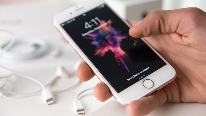 Apple do iPhonu přidal chybějící funkci, sebral mu konektor pro sluchátka, ale jinak je ve vyčkávacím režimu. iPhone 7 můžete s klidem přeskočit.