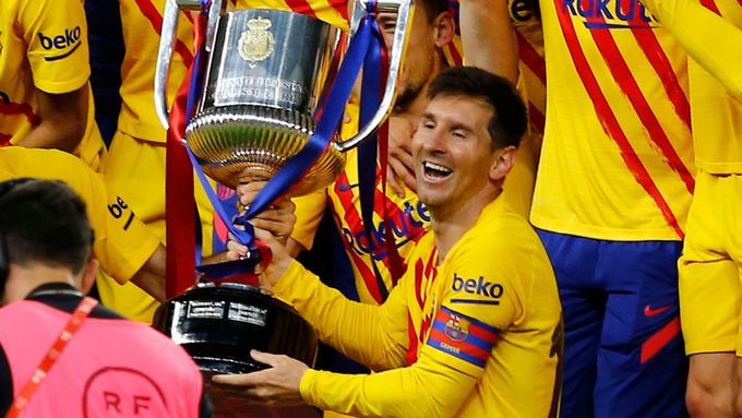 Lionel Messi s trofejí.