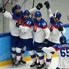Slovenští hokejisté se radují z branky v zápase s USA na olympiádě v Pekingu 2022