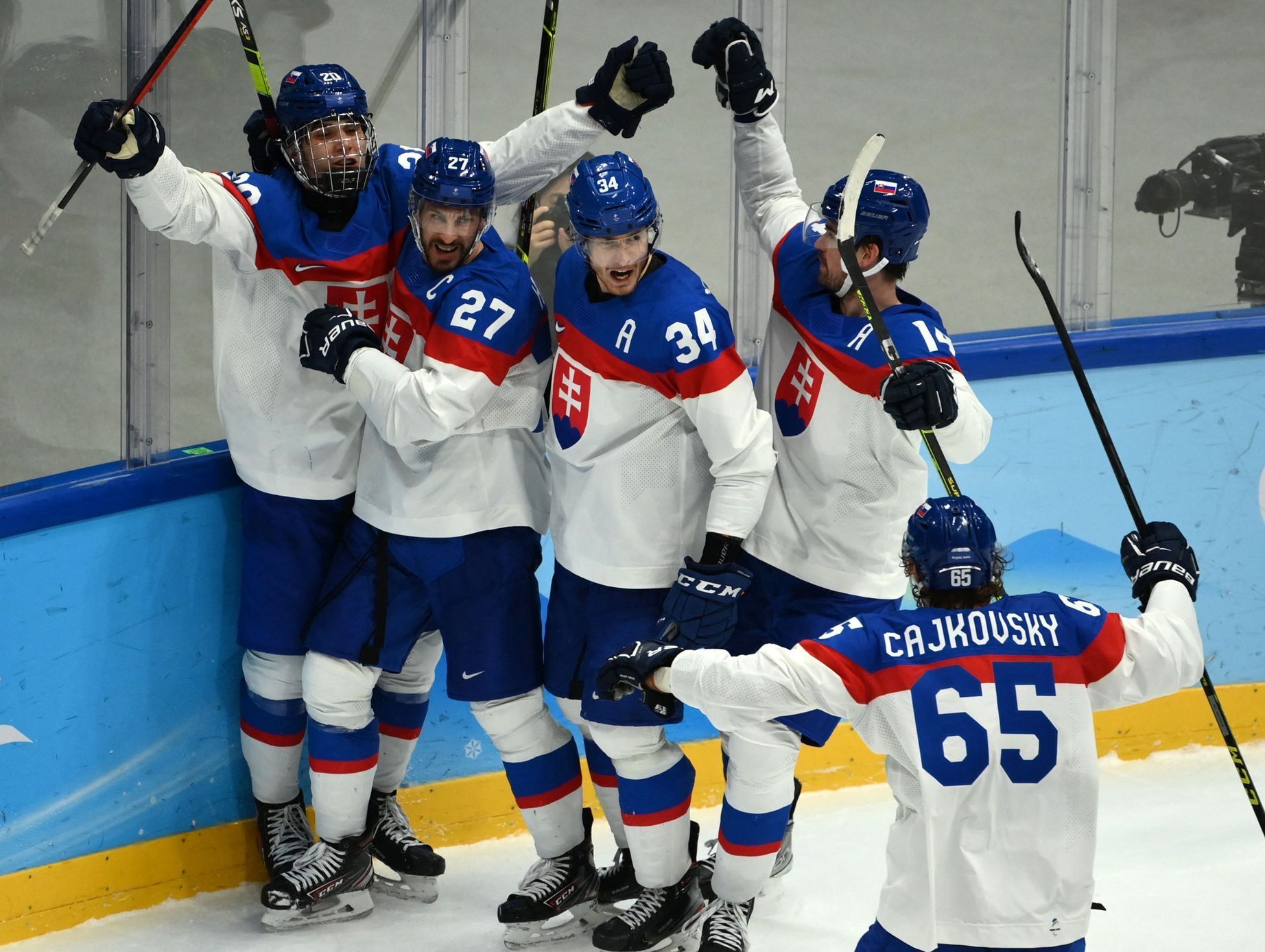 Slovenští hokejisté se radují z branky v zápase s USA na olympiádě v Pekingu 2022