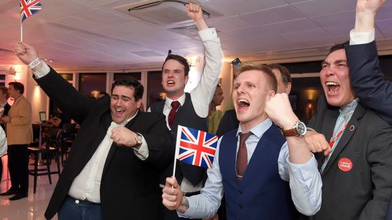 Britové slaví Brexit.