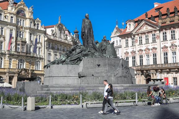 Pomník tvoří na Staroměstském náměstí jakýsi protipól Mariánskému sloupu, který je symbolem katolíků.